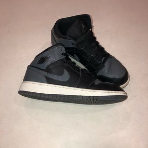 Jordan 1 Retro Mid GS Black Dark Grey